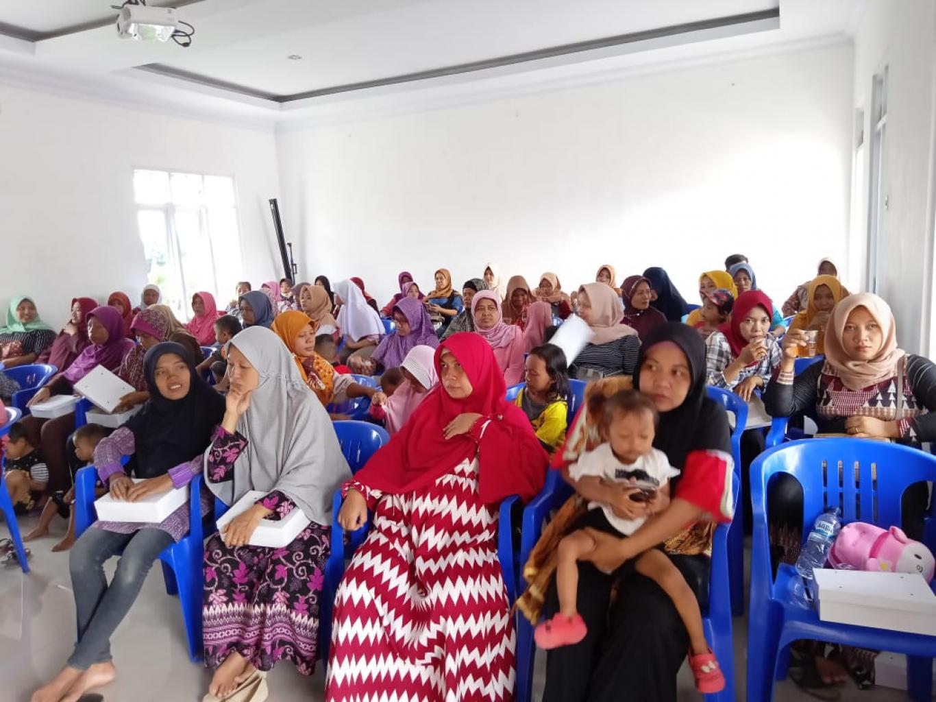 PENYERAHAN PMT KEPADA BUMIL DAN BALITA